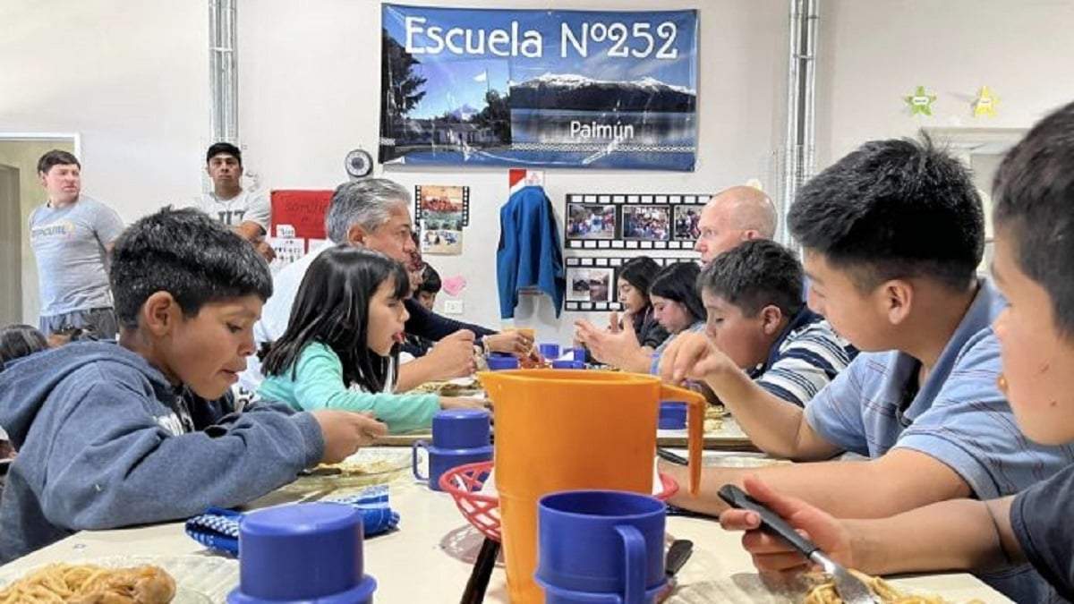 Figueroa en una escuela del interior, difundió el plan de becas. Fuente: (Neuquén Informa)