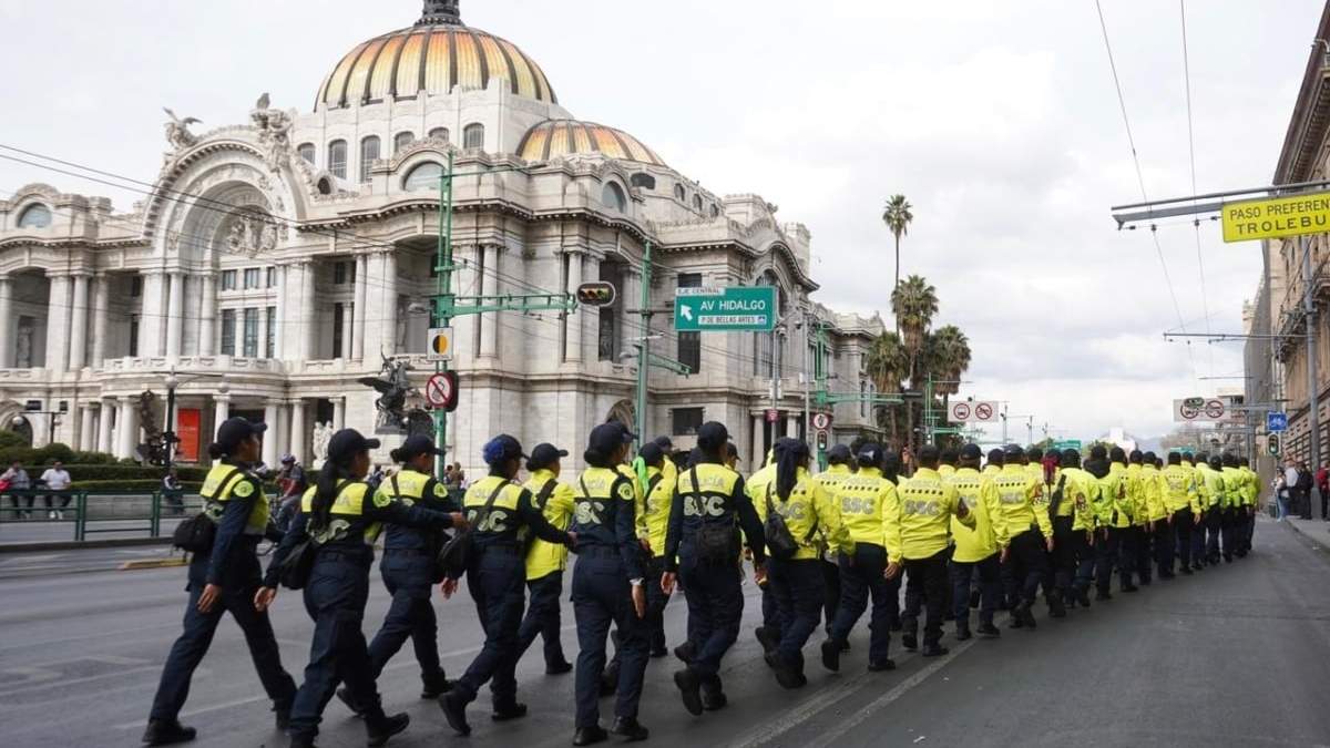 Policías de la CDMX frente al Palacio de Bellas Artes