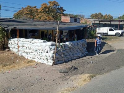 Presuntas "autodefensas" retienen a siete militares en Michoacán