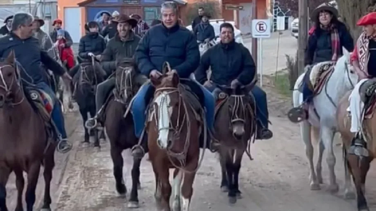 Figueroa recorre Huinganco a caballo. Fuente: (Instagram)