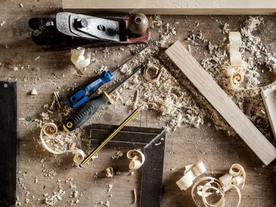 Transformá esos pedazos de madera que ibas a tirar en una lámpara súper canchera para tu living