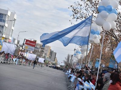 Con la vuelta del desfile cívico militar, Neuquén celebró los 208 años de la independencia