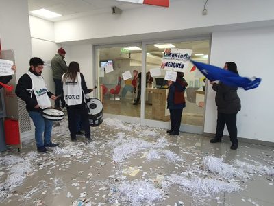 La Bancaria se manifestó en las puertas del Banco Santander por una denuncia de maltrato laboral