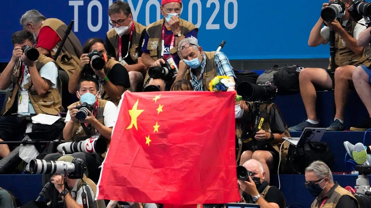 Bandera china durante la final de natación en los Juegos Olímpicos de Tokio