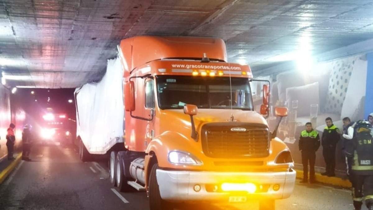 El tráiler atorado en Viaducto Miguel Alemán
