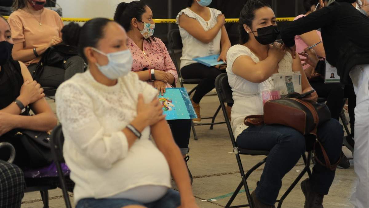 Mujeres embarazadas acuden a ser vacunadas en México