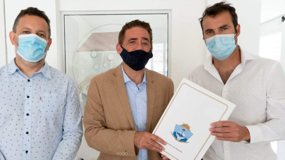 Pablo Di Lorenzo y Pablo Cosa de Teatro Histrión y el titular del Ministerio de las Culturas, Marcelo Colonna. Fuente: (Ministerio de las Culturas)