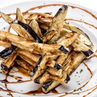 Bastoncitos agridulces de berenjena: una receta crocante y tentadora para darle una vuelta a la picadita con amigos