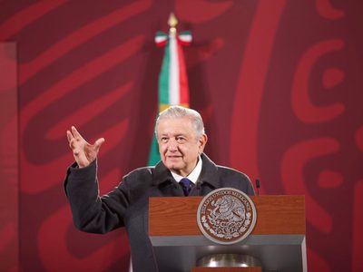 Quien adquiera Banamex no debe tener adeudos con el SAT y pagar los impuestos: AMLO