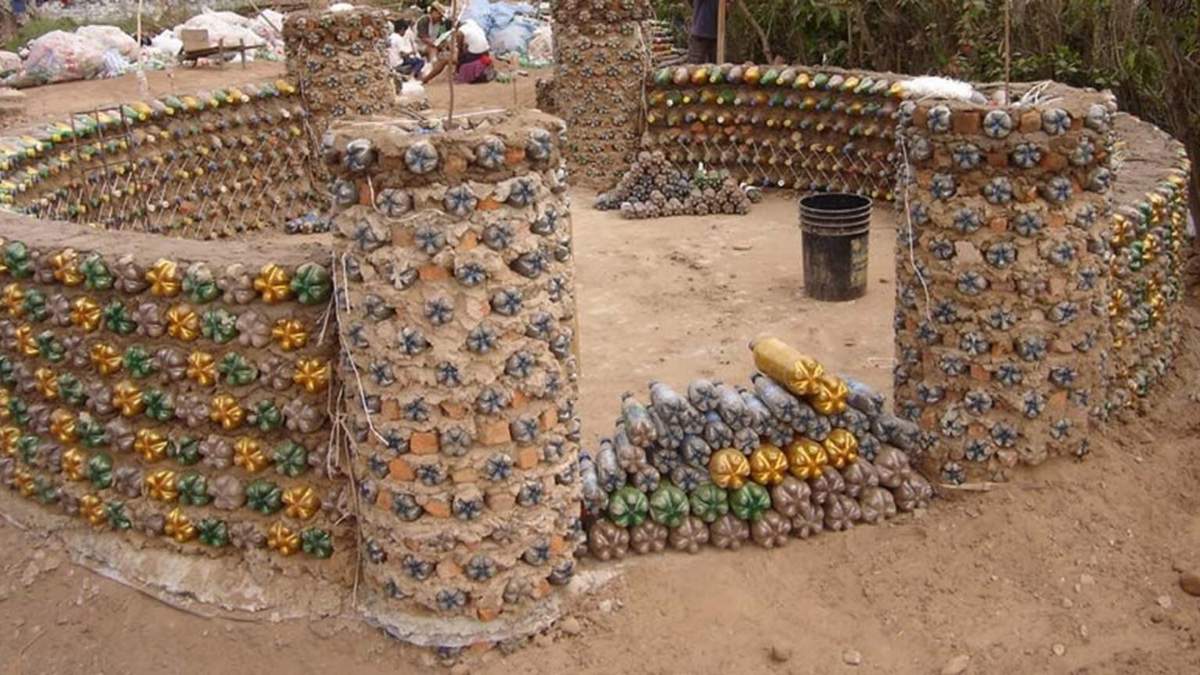 Generar conciencia ecológica acerca de la reutilización de materiales plásticos. Fuente; (Twitter).