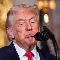 En medio de la indignación, Trump elimina un video racista que denigra a los Obama