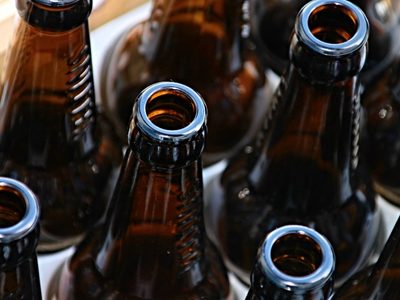 No tires las botellas de cerveza y usalas para hacer este hermoso móvil para tu jardín o balcón