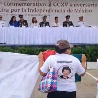 Madres buscadoras reclaman a Abelina López durante desfile por la Independencia (Video)