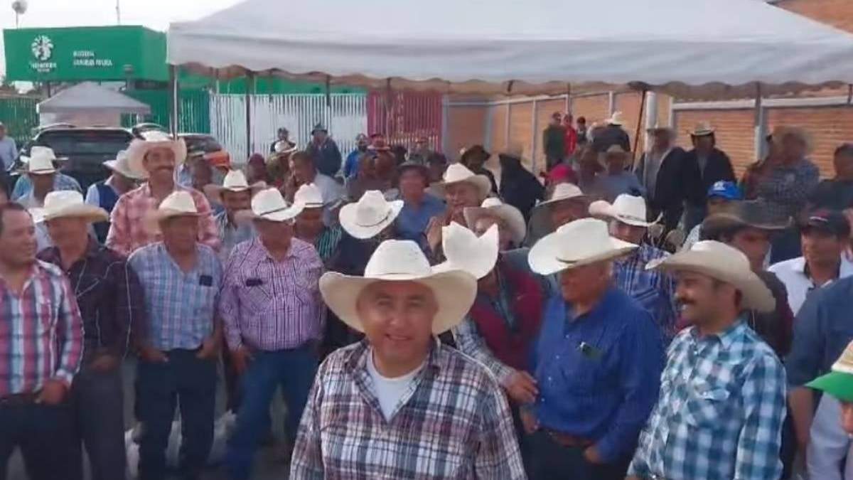 El plantón de cebaderos frente a las instalaciones de Heineken