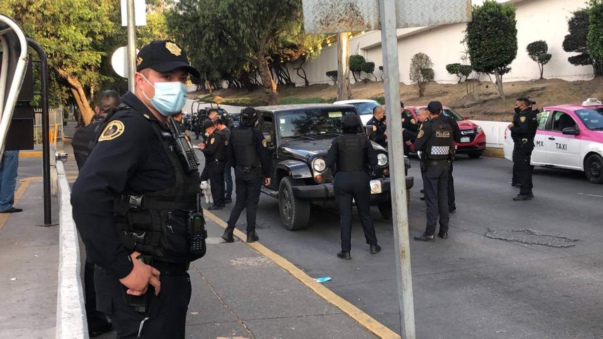 Policías de la SSC acudieron a auxiliar al conductor del jeep