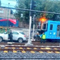 Conductor de la tercera edad provocó un incidente al invadir las vías del Tren Ligero