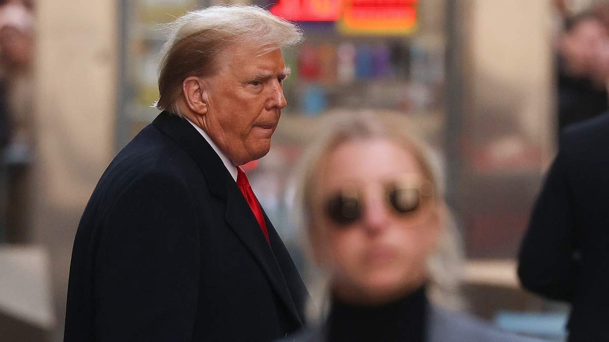 El expresidente Donald Trump sale del número 40 de la calle Wall Street después de una conferencia de prensa