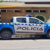 Fuerte choque en Centenario: la conductora huyó del lugar y un joven fue internado por golpes