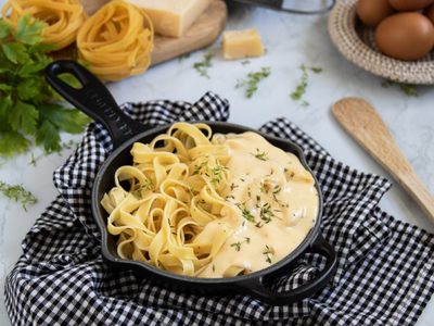 Con solo 3 ingredientes, hacé esta salsa Alfredo para tus pastas y convertite en la sensación de los domingos