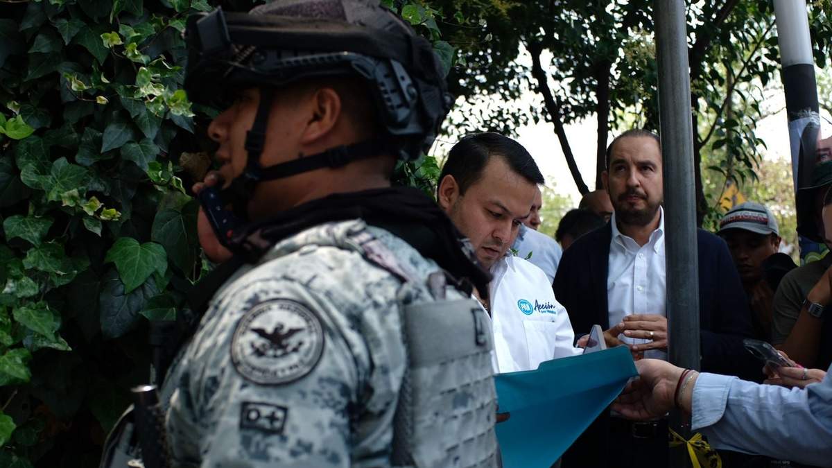 Marko Cortés en su visita a la Junta Distrital 17