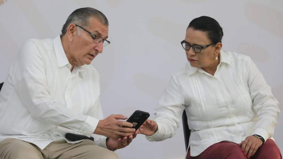 El titular de la Segob, Adán Augusto López, y la de la SSPC, Rosa Icela Rodríguez