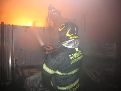 Se incendia bodega de azulejos en Cuchilla Pantitlán