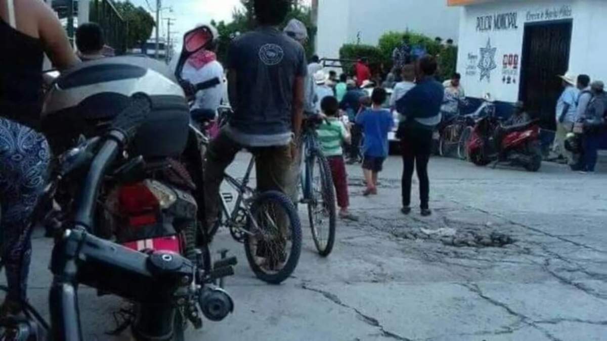 Curiosos en el lugar donde quemaron vivo a presunto ladrón en Tlapanalá, Puebla