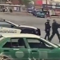 Policías de Monterrey son captados mientras pelean entre ellos (Video)