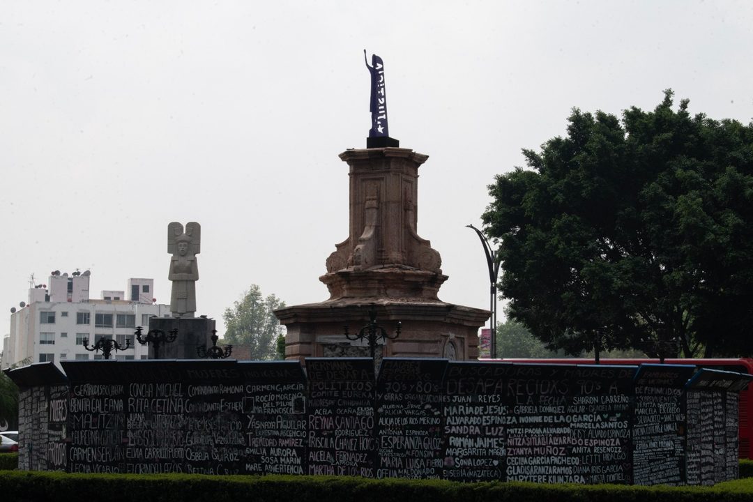 Glorieta de las Mujeres que Luchan y al fonde la escultura Joven gobernante de Amajac. Foto Miguel Dimayuga