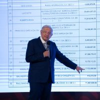 AMLO exhibe pagos que recibían los periodistas que lo acusan de poner en riesgo a aspirantes