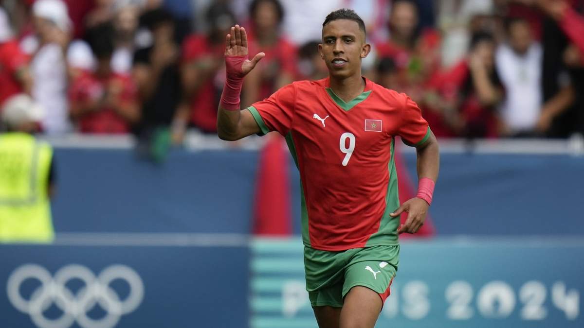 El delantero Soufiane Rahimi de Marruecos celebra tras anotar de penal ante Argentina por el fútbol de los Juegos Olímpicos de París en el estadio Geoffroy-Guichard de Saint-Etienne, Francia