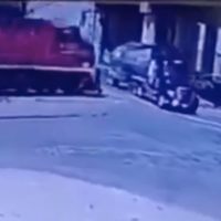 Tren arrolla a pipa con diésel que quiso ganar el paso en Querétaro; hay dos muertos