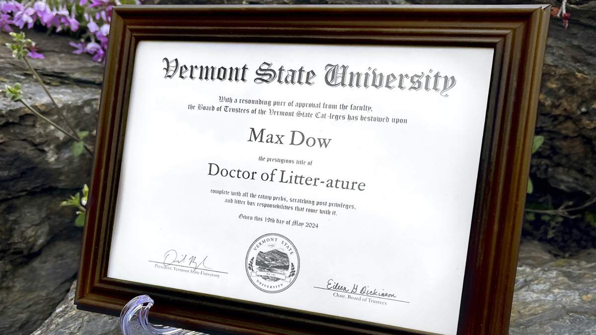 Diploma especial para Max el Gato en la Universidad Estatal de Vermont