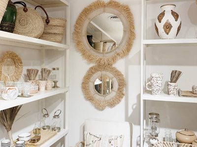 Con elementos que ya tenés en casa, podés hacer este espejo boho que sale una fortuna en cualquier casa de decoración