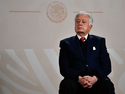 Bartlett se queda dormido en la mañanera y desata burlas en redes (Video)