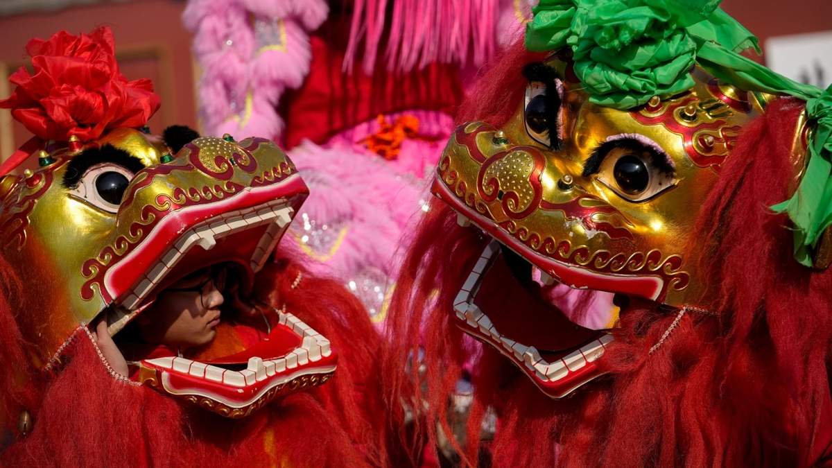 Artistas chinos interpretan una danza de leones en el templo Dongyue en el primer día del Año Nuevo Lunar en Beijing el miércoles 29 de enero de 2025