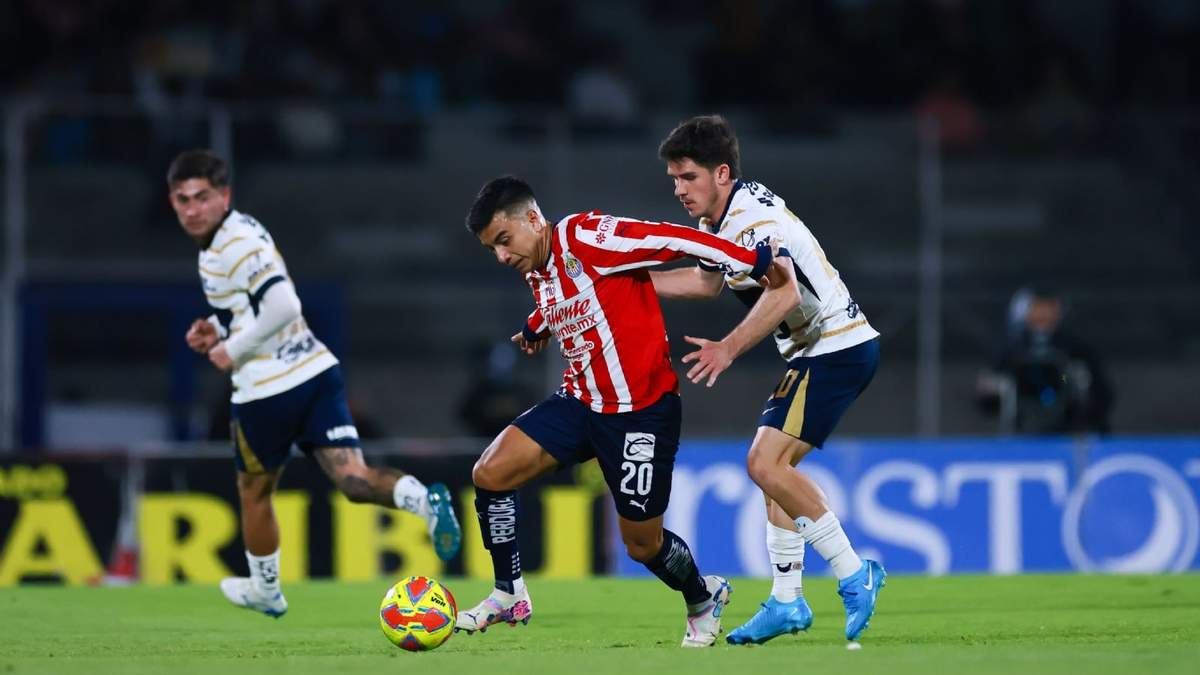 Chivas vence 1-0 a Pumas en un deslucido partido