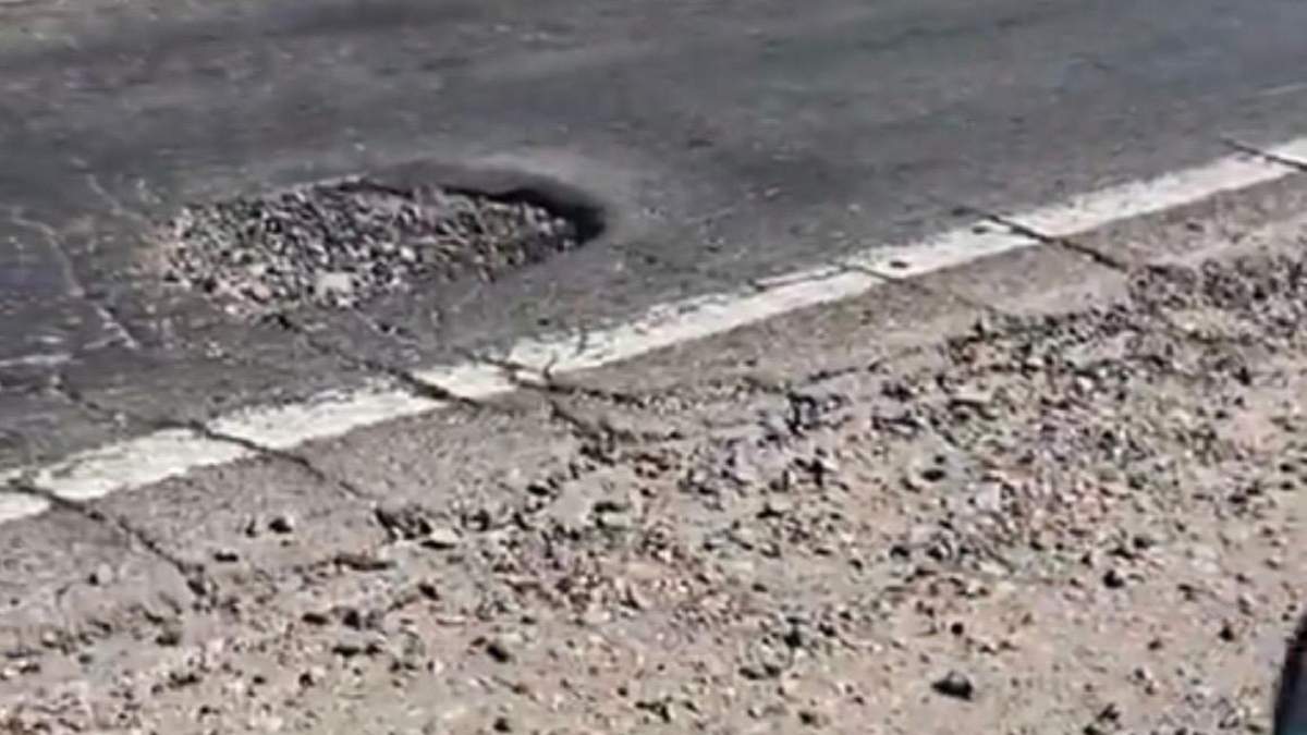 Un pozo peligroso en medio del Acceso Este.
