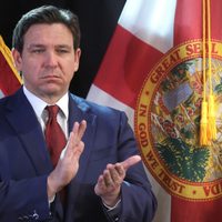 Gobernador de Florida firma estricta prohibición a uso de redes sociales por menores de edad
