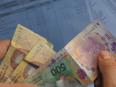 Buenas y malas: los sueldos subieron en diciembre, pero perdieron ante la inflación