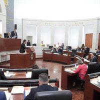 "Bájate, cabrón... maricón", reta diputado perredista a detractor en pleno Congreso de SLP (Video)
