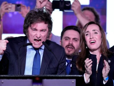 Mercados agitados por el triunfo del ultraderechista Milei en las primarias de Argentina