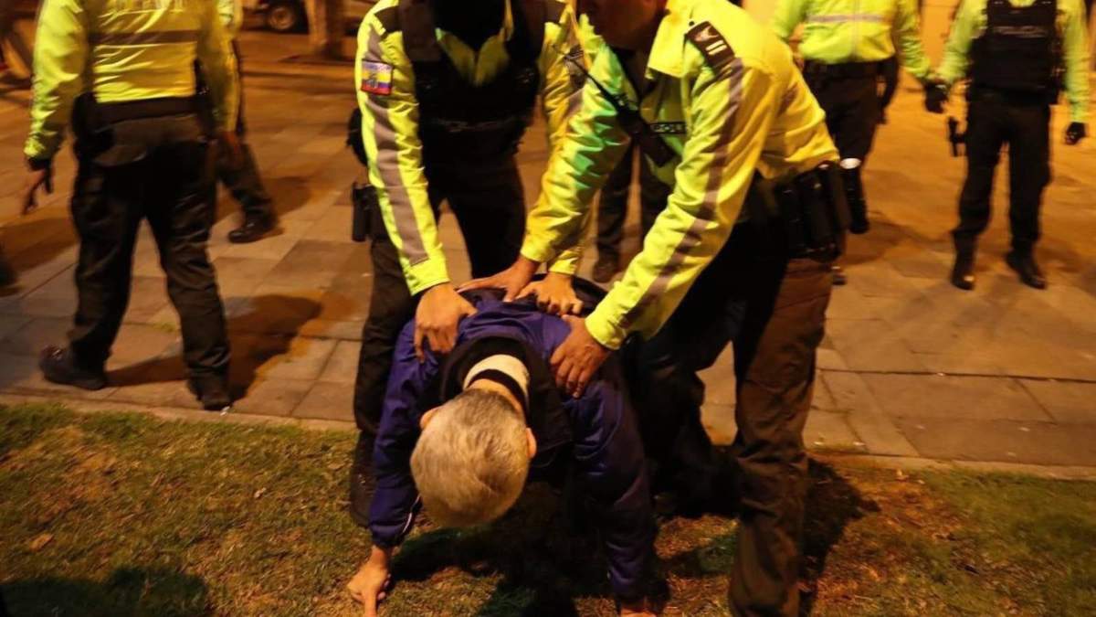 Policías ecuatorianos someten a Roberto Canseco, jefe de la sección consular mexicana en Quito