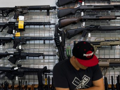 Senado de EU aprueba iniciativa sobre violencia con armas