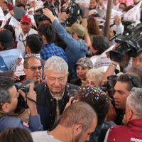 AMLO promete a mexiquenses becas, empleo y reorientar la lucha antidrogas