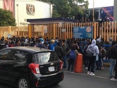Encapuchados toman la Prepa 8 de la UNAM por violencia de género e inseguridad