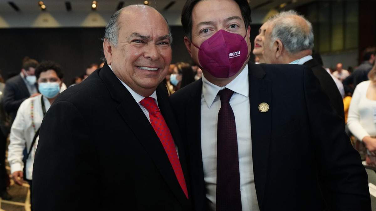 Pérez Garibay junto al dirigente de Morena, Mario Delgado