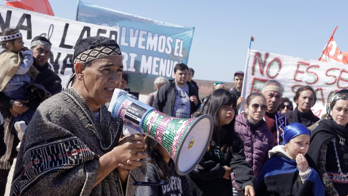 Protesta contra el fracking bajo el Mari Menuco. FuentE: (Emiliano Ortiz)