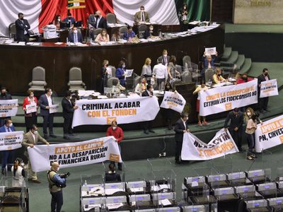 Oposición revienta sesión en la que se aprobaría eliminación de 109 fideicomisos