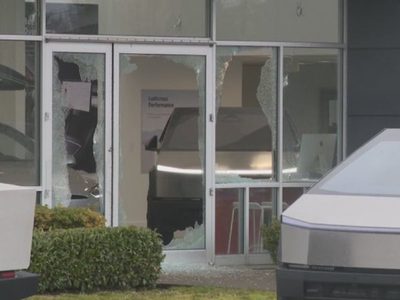 Trump plantea que los detenidos por los ataques a Tesla cumplan su pena en cárceles de El Salvador